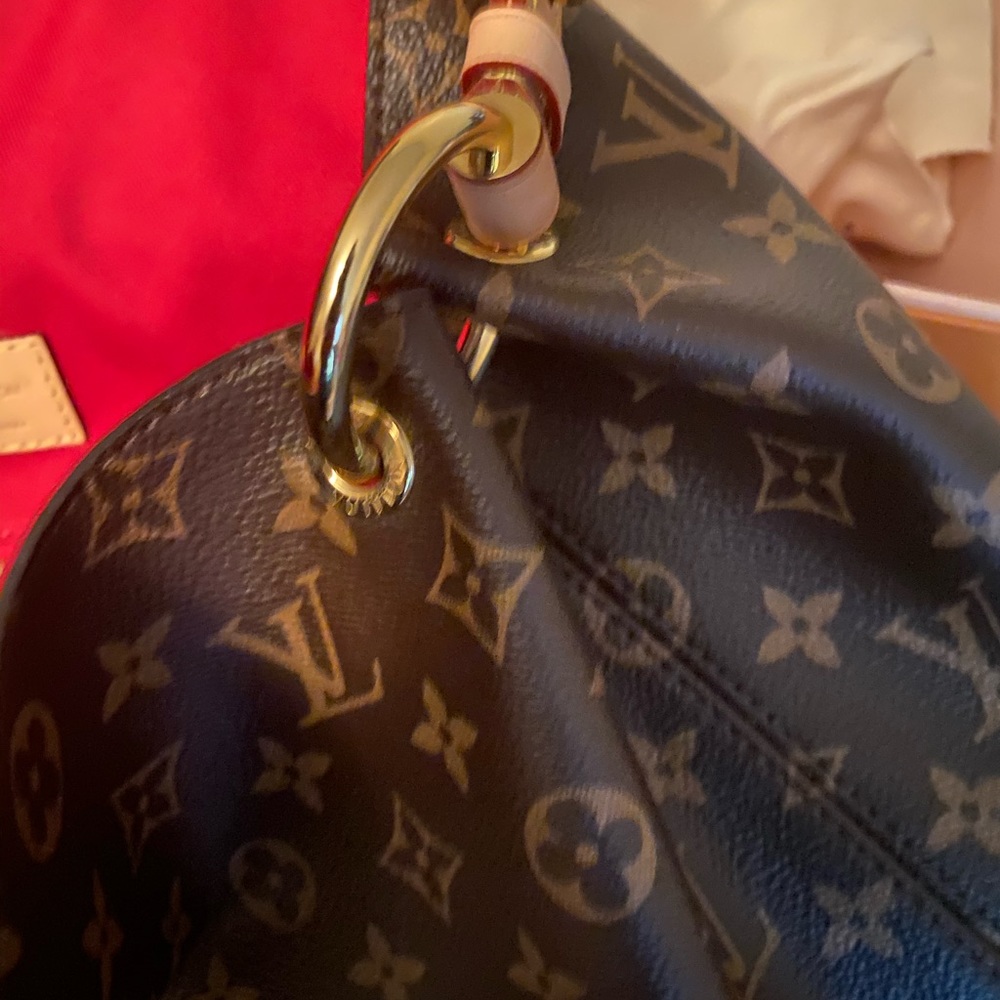 Louis Vuitton graceful mm color is pivoine.